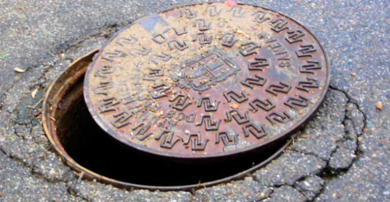 Por ir mirando su celular un joven se cayó a una alcantarilla