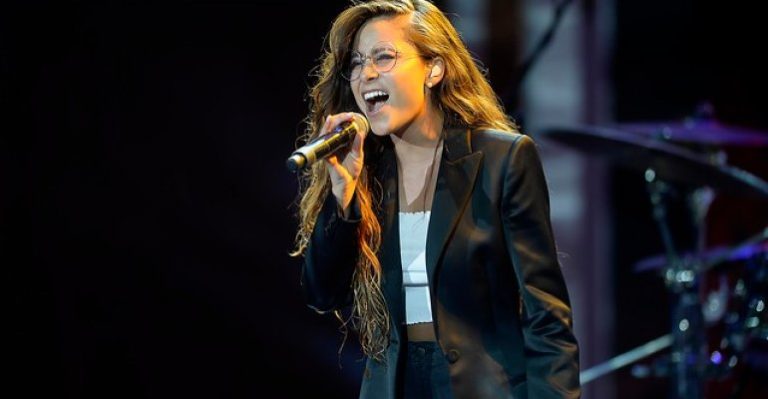 Polémica por beso de alcalde de Puerto Varas a Camila Gallardo