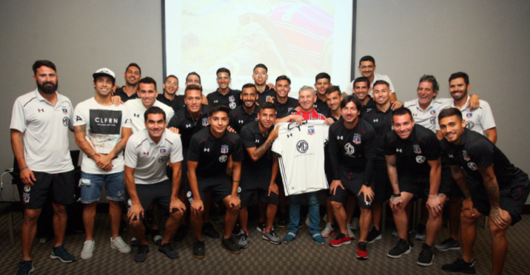 Jugadores de Colo-Colo se reunieron con bombero de fotografía viral