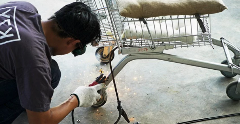 Utilizando carros de supermercados diseñador creó sillas de ruedas