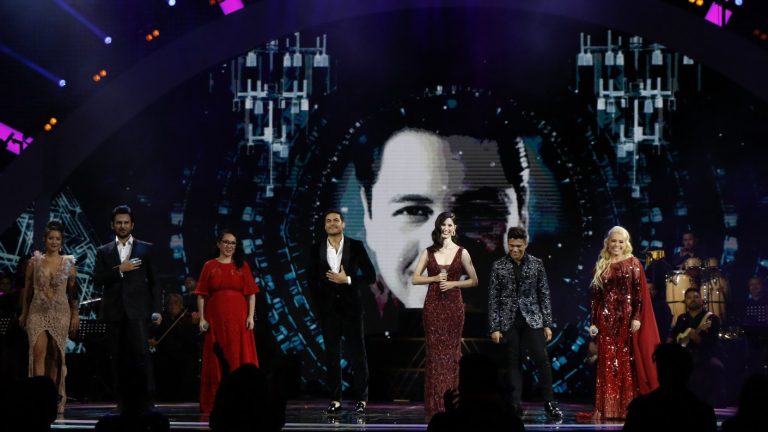 Obertura de Viña apuesta por la diversidad e incluye beso lésbico en homenaje a Lucho Gatica