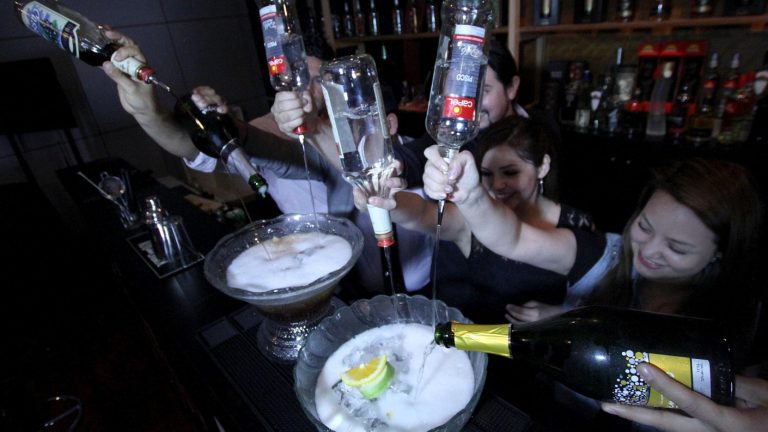 ¿Hasta qué hora puedo comprar alcohol? Así funciona la normativa de bares en Lo Barnechea y La Florida