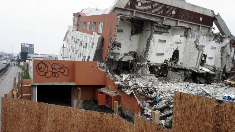 A nueve años del 27F: Rinden homenaje a víctimas de edificio Alto Río en Concepción