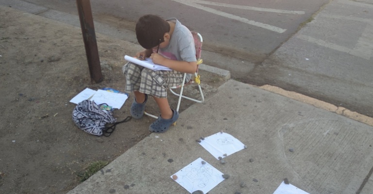 Niño que vende dibujos quería comprar un juguete y no útiles escolares