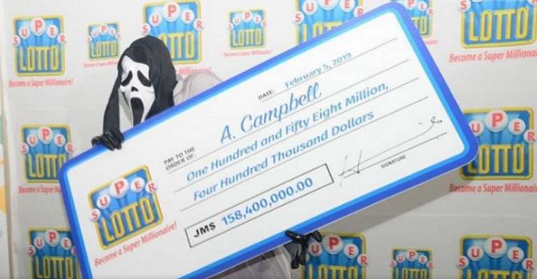 Hombre cobró millonario premio con máscara para no ser reconocido