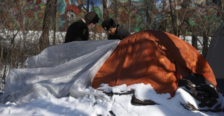 Hombre pagó un hotel para 70 personas en situación de calle en Chicago