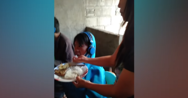 Madre alimenta en la boca a su hijo porque no deja los videojuegos