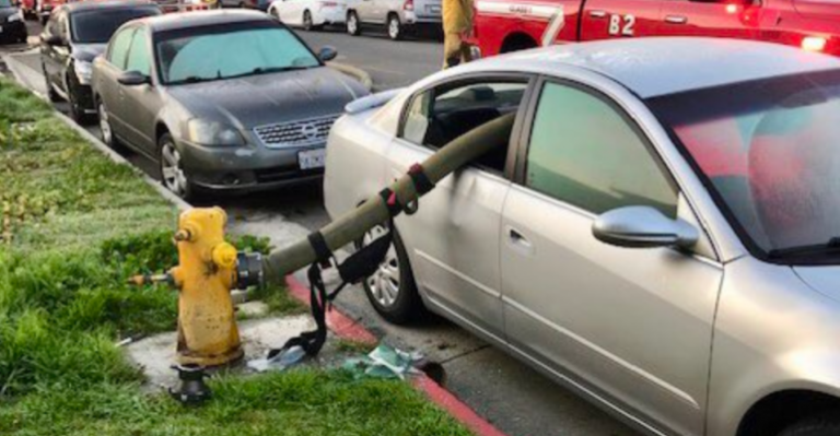 Bomberos dieron lección a conductor que estacionó frente a grifo