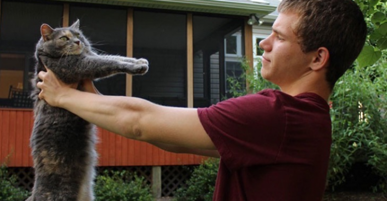 Joven fue a baile de graduación con su gata tras no tener pareja