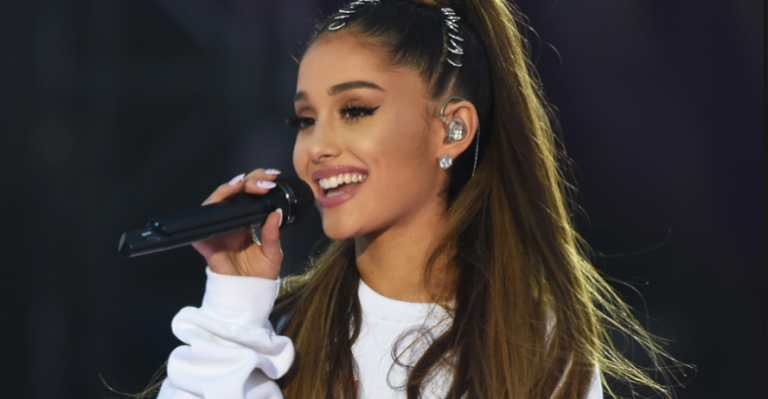 Ariana Grande mostró su cabello al natural: corto y con rizos