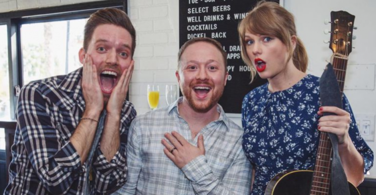 Taylor Swift cantó en la fiesta de compromiso de dos fanáticos