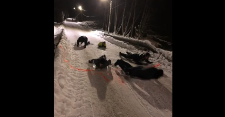 Policía de Noruega usó escudos de protección como trineos