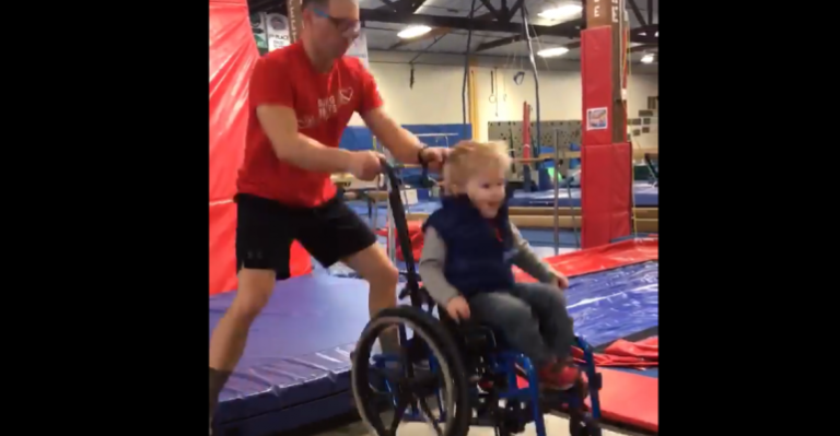 Así reaccionó niño en silla de ruedas al saltar en cama elástica