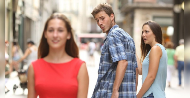 Esta es la foto que inspiró el meme del “novio distraído”