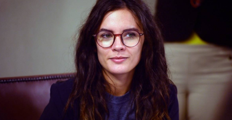 Camila Vallejo sorprendió con baile para videoclip de Moral Distraída