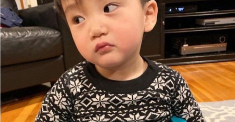 Niño quedó atrapado en juguete y la policía llegó a “liberarlo”