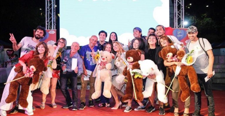 Cathy Barriga unió parejas en el día del amor con Tinder masivo