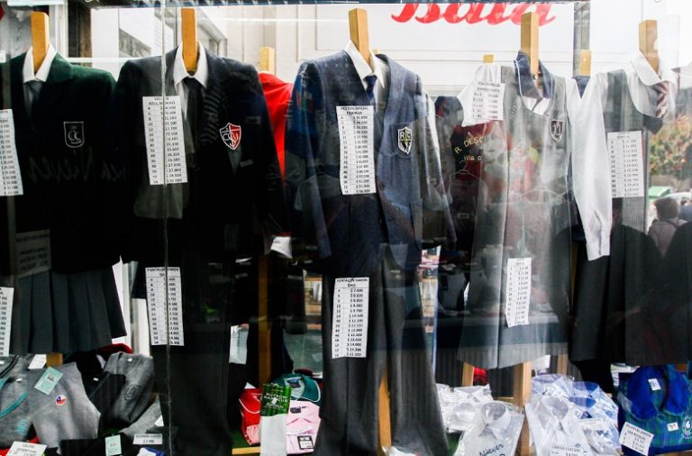 ¿Buscas uniformes más baratos? Sitio web ofrece tenidas escolares por sólo $5 mil