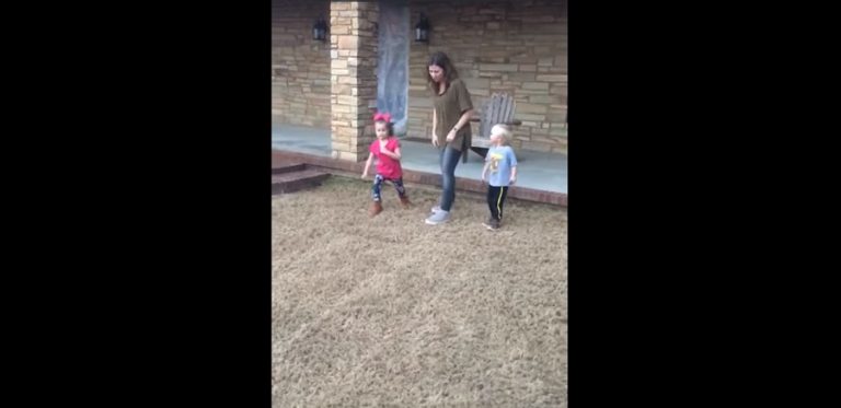 Tía que empujó a sus pequeños sobrinos en una carrera familiar se convirtió en viral