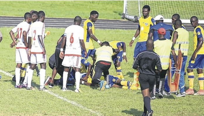 Ambulancias no contaban con equipamiento necesario: Futbolista colapsó en pleno partido y murió en la cancha