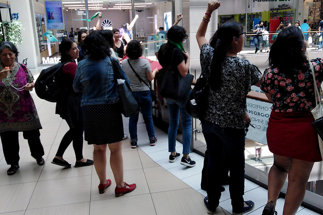 El banderazo en el Costanera Center que prepara el ambiente para el 8M y llama a participar de la huelga feminista