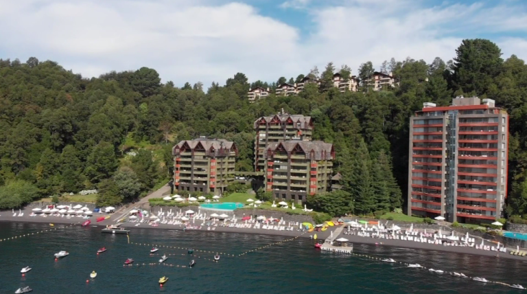 El drama de los vecinos de Pucón: La desatada expansión inmobiliaria que destruye la naturaleza y genera gran congestión