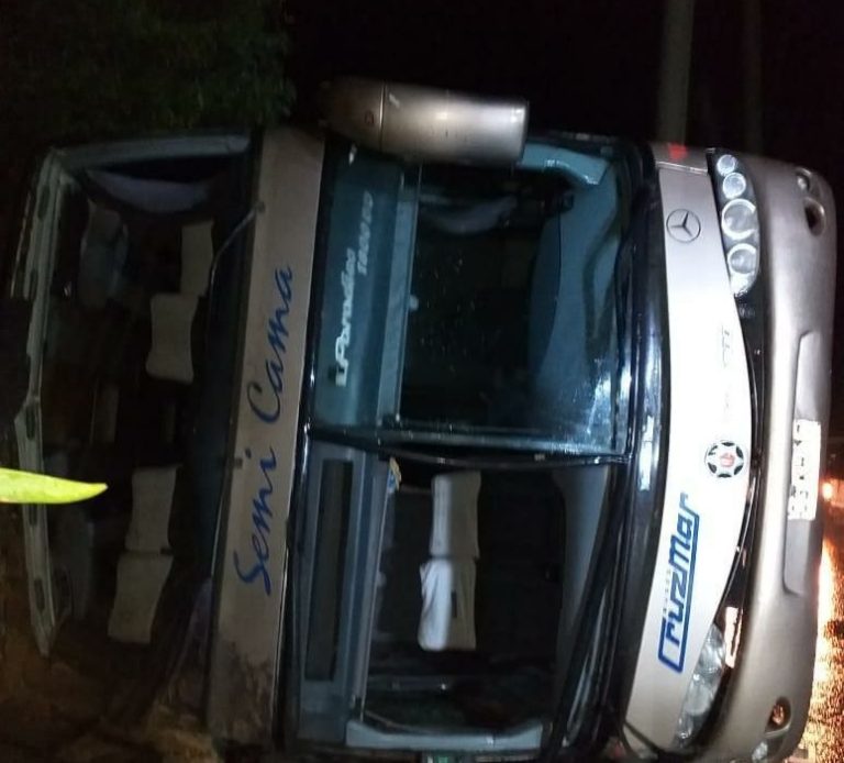 Al menos una decena de heridos deja volcamiento de bus de dos pisos en Lota