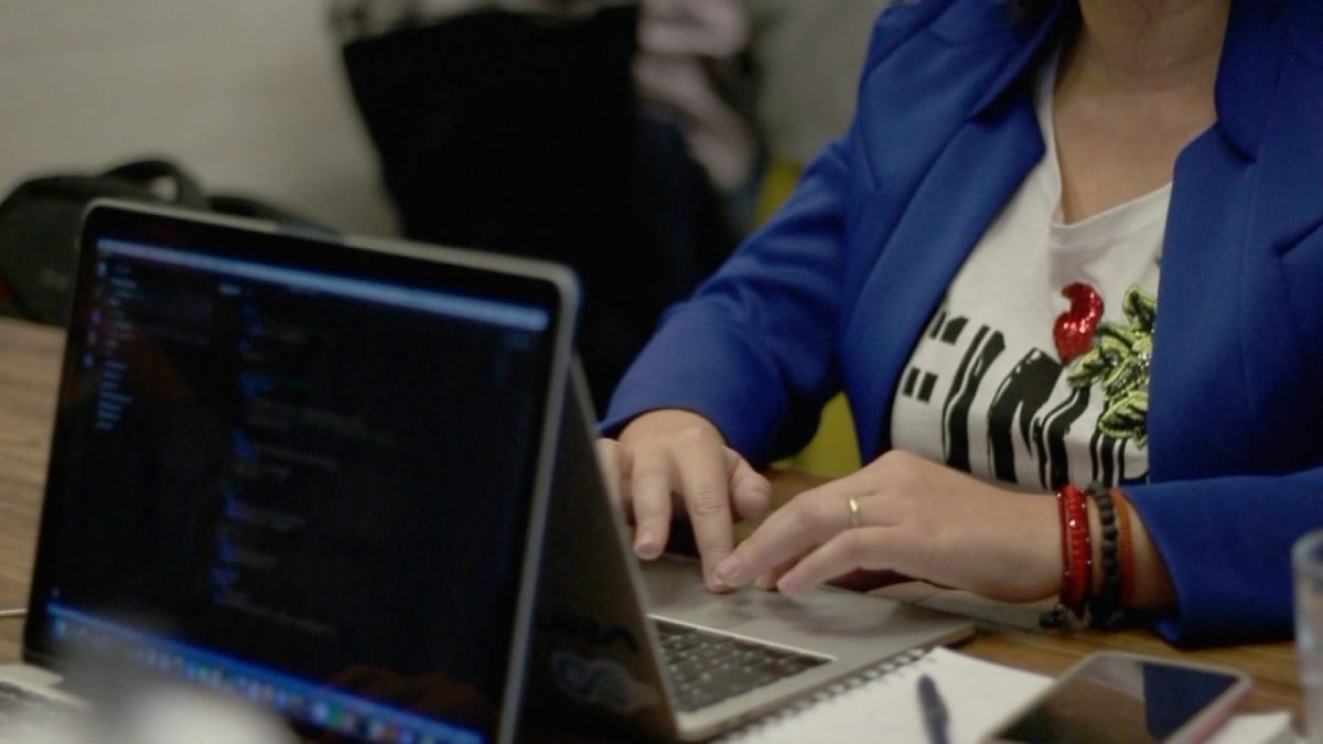 Mujeres trabajan el doble y ganan la mitad: A 10 años de la ley de ...