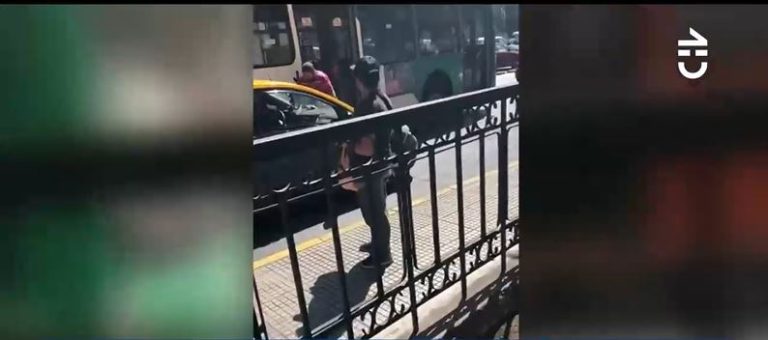 Chofer de un bus del Transantiago intentó atropellar a taxista tras pelea en plena Alameda