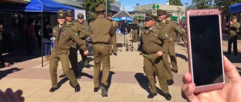Carabineros sorprenden haciendo el baile de Fornite en conmemoración del 8M