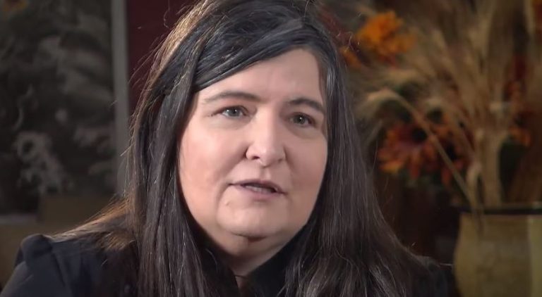 Despertó en 1980: Mujer se desmayó y olvidó los últimos 40 años de su vida