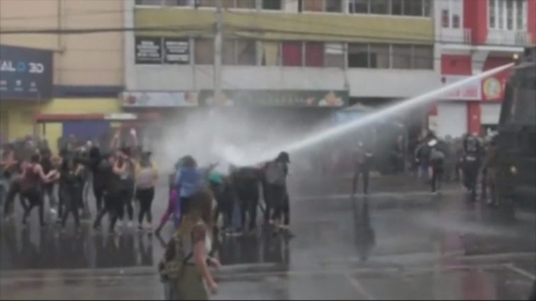 Suspendieron de sus funciones a carabinero que lanzó chorro de agua a estudiante en marcha por 8M