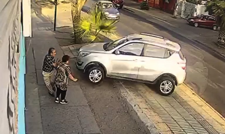 Se salvaron de milagro: Abuelitos estuvieron a centímetros de ser aplastados por conductor en estado de ebriedad