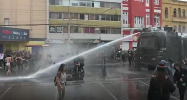 Familia de Rodrigo Avilés respalda a estudiante que recibió chorro de carro lanza aguas: “No hay un tema de error personal”