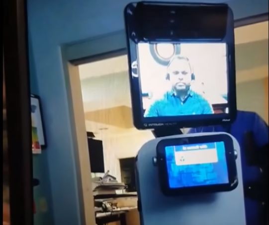 Médico informa a un paciente que moriría a través de la pantalla de un robot de telemedicina