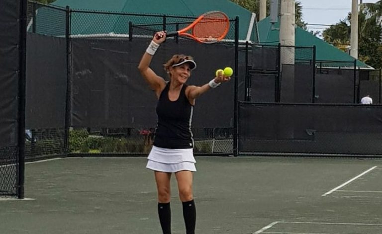 Increíble logro para el deporte chileno: Tenista de 70 años se convirtió en la número 1 en su categoría