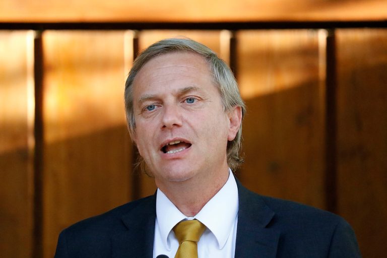 Control preventivo de identidad: J.A. Kast va más allá y propone toque de queda juvenil