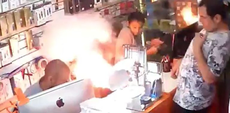 Cámaras de seguridad captan momento exacto de explosión de celular en servicio técnico de Providencia