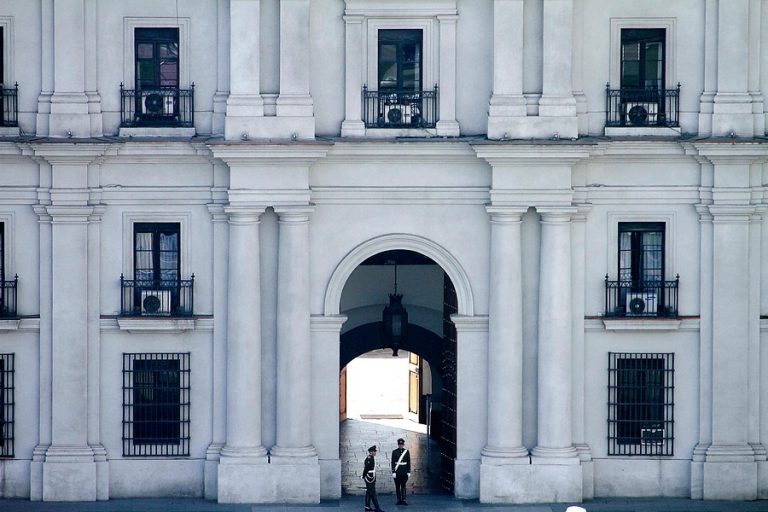 Hombre que chocó frente a La Moneda habría tenido altercado horas antes en conocida clínica