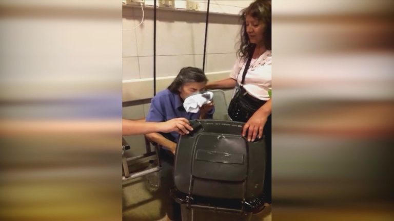 El indignante registro de abuelita que vomitaba sangre mientras esperaba ser atendida en hospital Barros Luco