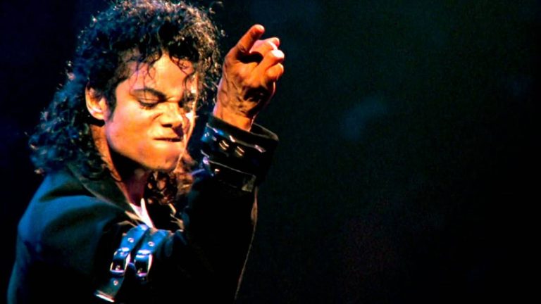 Radios chilenas entran al debate: ¿Deben seguir emitiendo las canciones de Michael Jackson?