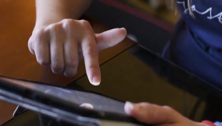 Estudiar gratis por Internet: Ofrecen becas para que mujeres puedan sacar diplomados en 8 meses