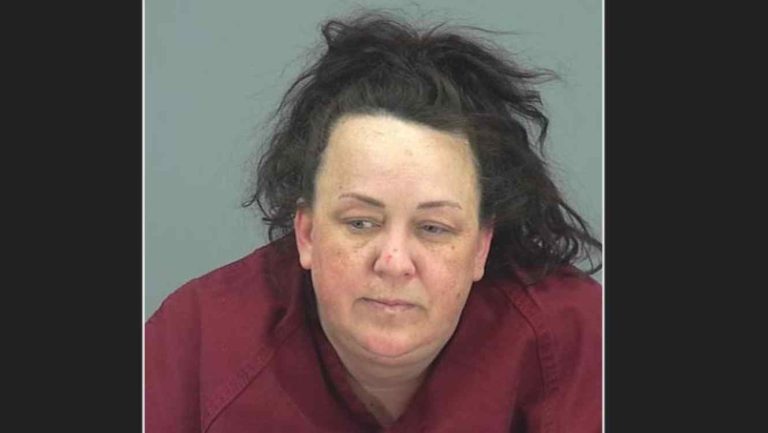 Arrestan a una youtuber acusada de torturar a sus  hijos adoptados:  Los golpeaba y obligaba a tomar baños de hielo