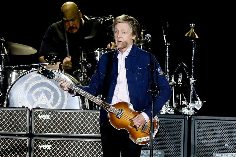 Pifias y abucheos: El momento en que Paul McCartney saluda a Piñera en pleno concierto