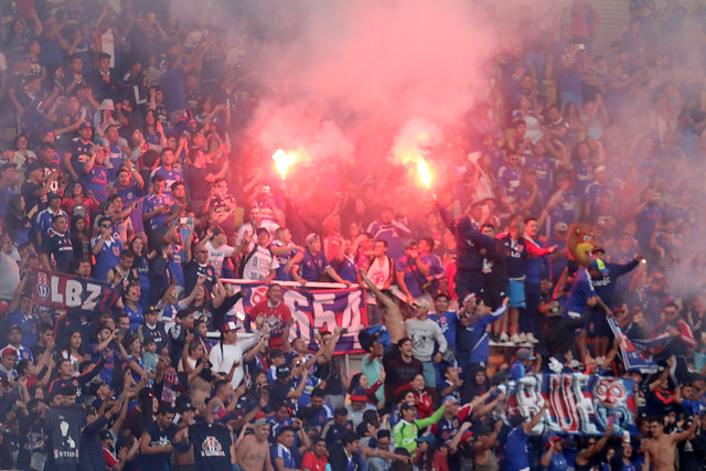 Video muestra el momento exacto en que hinchas de la U ingresaron bengalas al Ester Roa