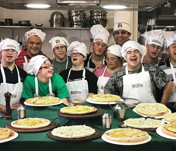El exitoso emprendimiento de cuatro amigos con Síndrome de Down que crearon una pizzería