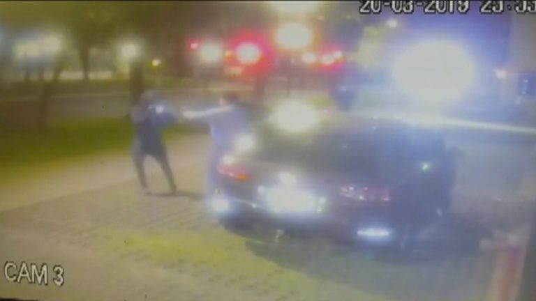 Mujer embarazada es golpeada en brutal portonazo: Uno de los asaltantes tenía 25 detenciones por el mismo delito