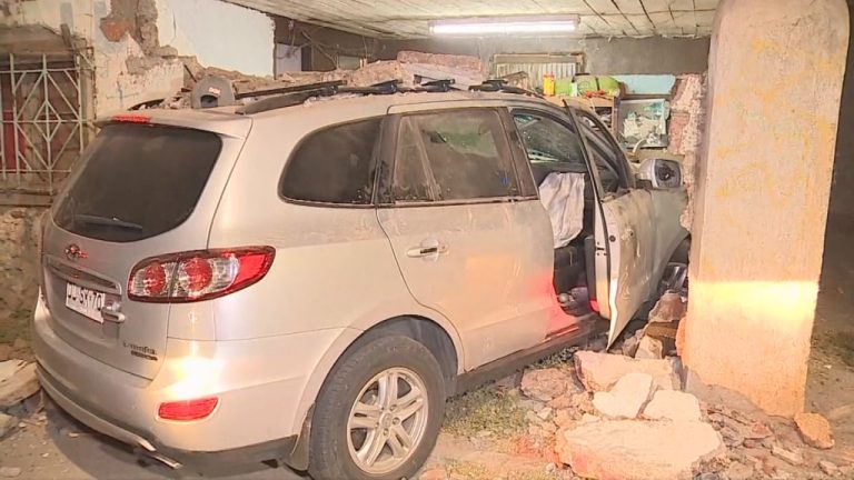 Auto quedó incrustado en dormitorio donde pareja dormía: Embarazada de 4 meses resultó con lesiones