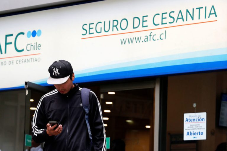 No es broma: Si te despiden por necesidades de la empresa, te podrían descontar plata del seguro de cesantía