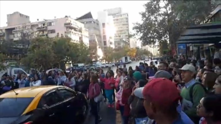 Los pasajeros se cansaron y cortaron la calle porque la micro no pasaba